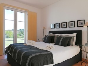 5 bedrooms, desk, iron/ironing board, travel crib