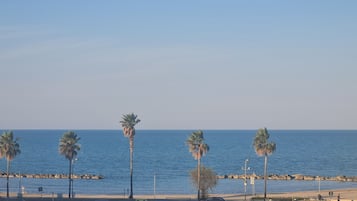 En la playa, sillas reclinables de playa