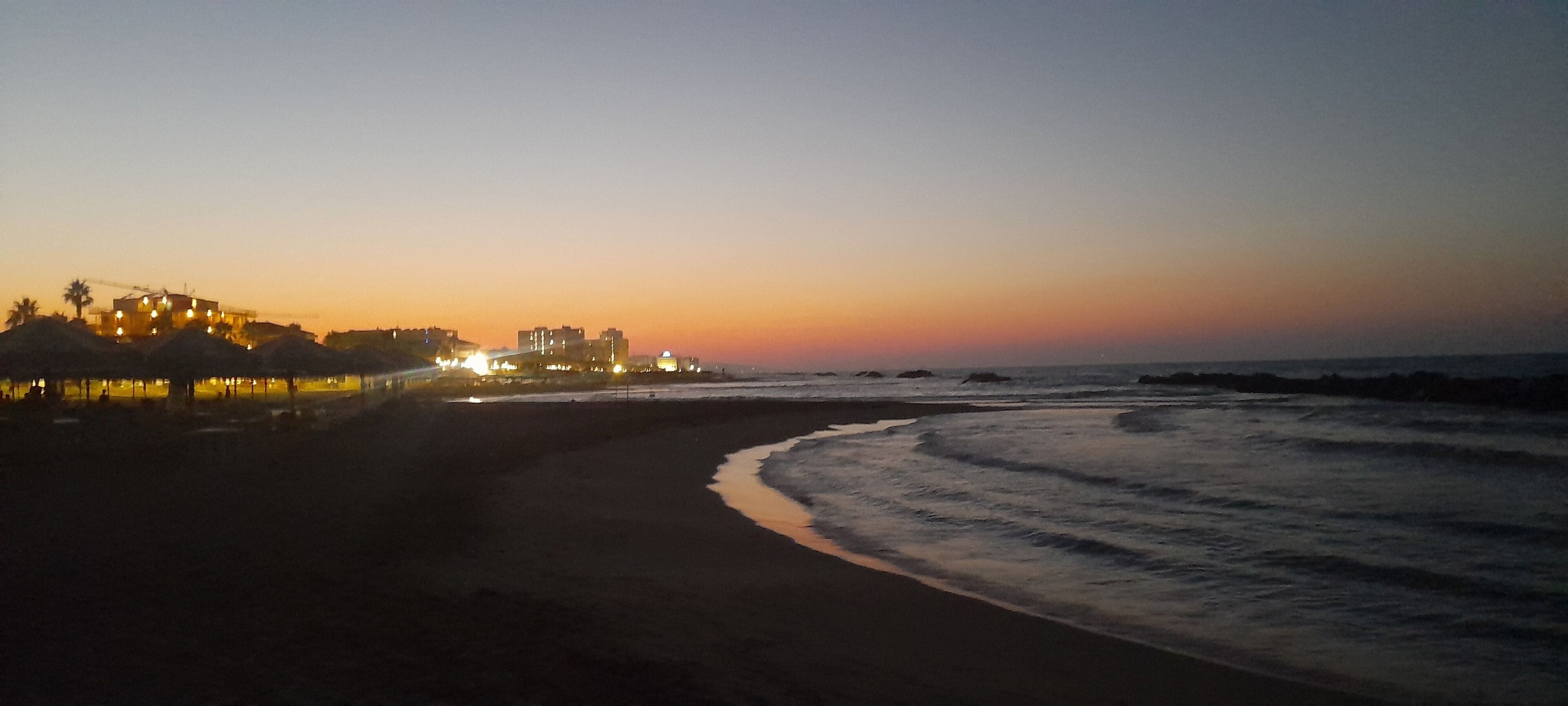 På stranden og solsenger