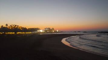 På stranden og solsenger