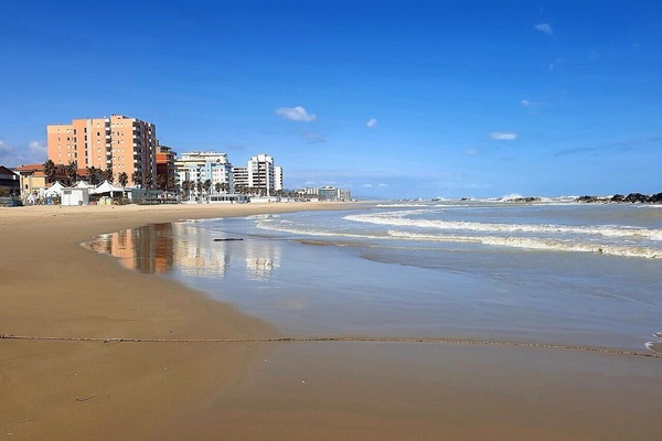 På stranden og solsenger