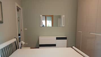 1 habitación, tabla de planchar con plancha, wifi gratis y ropa de cama