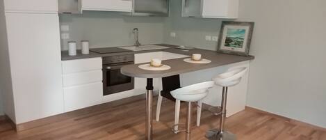 Kylskåp, ugn, spishäll och diskmaskin