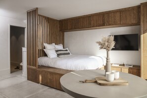 2 bedrooms, travel cot, WiFi, bed sheets