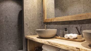 Douche, articles de toilette gratuits, sèche-cheveux