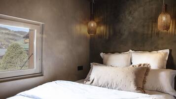 3 bedrooms, travel cot, WiFi, bed sheets