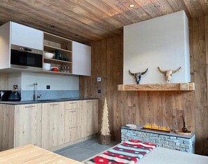 Een koelkast, een microgolfoven, een oven, een kookplaat