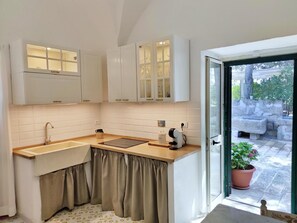 Un four, cafetière-théière, vaisselle et ustensiles, casserole à homards