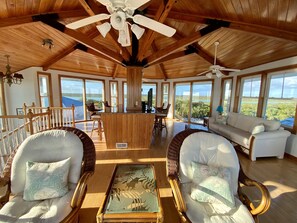 Smart-TV, Bücher, Stereoanlage