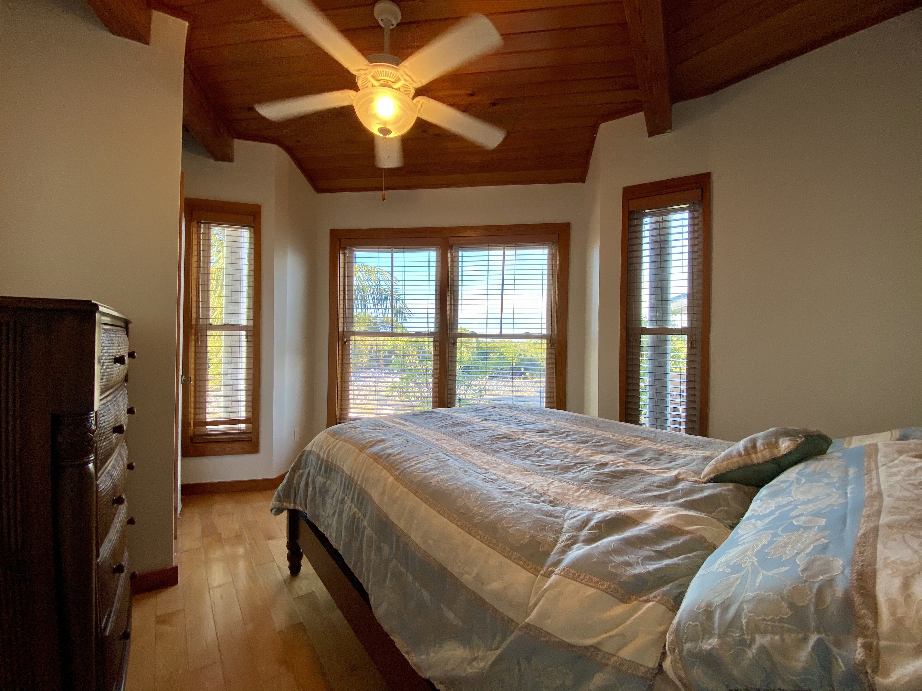 4 多间卧室、免费 WiFi、床单