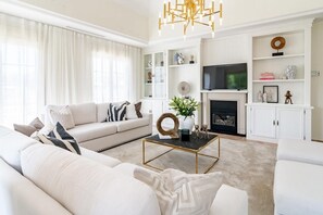 Televisión, chimenea y estéreo