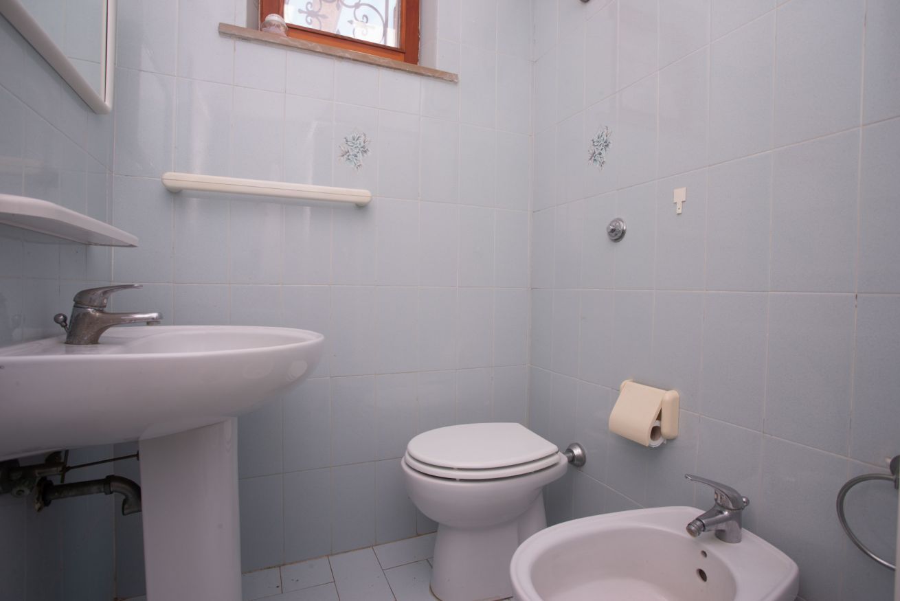 Une salle de bain équipée d’un lavabo, de toilettes et d’un bidet.