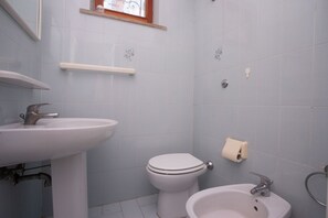 A bathroom with a sink, toilet, and bidet. - M291 - Marcelli, apartment with terrace and reserved parking (Marcelli)