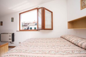 2 bedrooms, bed sheets