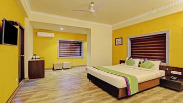 Deluxe Room | Desk, iron/ironing board, rollaway beds, free WiFi