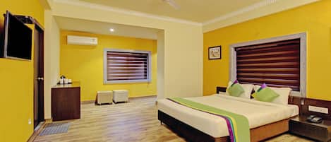 Deluxe Room | Desk, iron/ironing board, rollaway beds, free WiFi