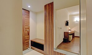 Quarto casal standard | Escrivaninha, ferros/tábuas de passar roupa