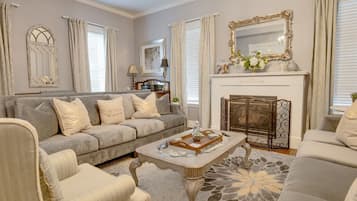 Smart-tv, eldstad och böcker