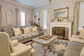 Smart-tv, eldstad och böcker