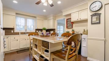 Kylskåp, mikrovågsugn, ugn och spishäll