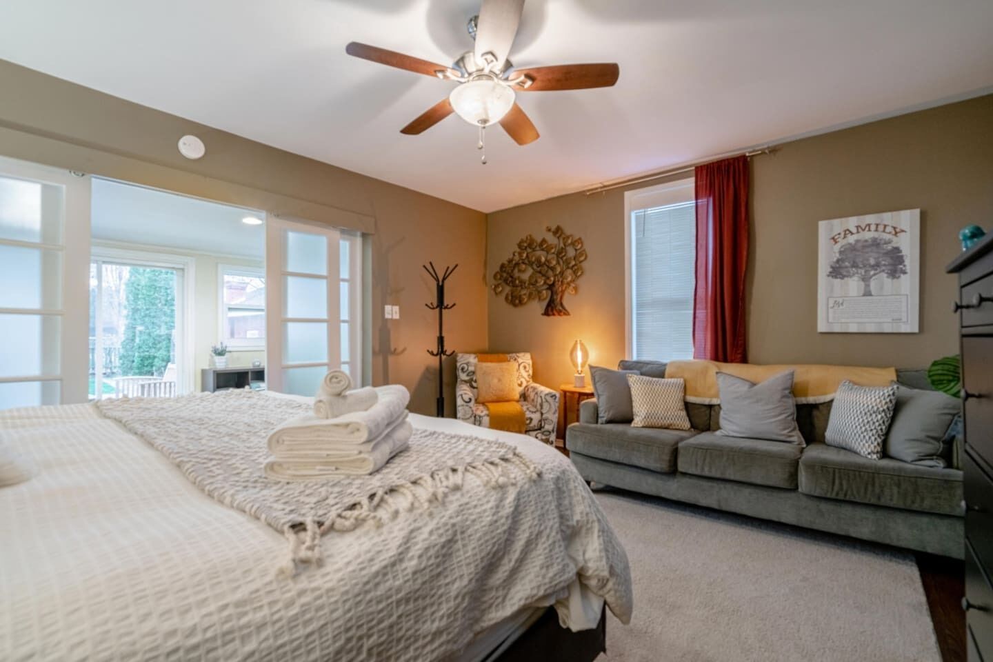 5 室のベッドルーム、アイロン / アイロン台、WiFi (無料)、ベッドシーツ