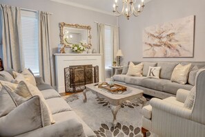 Smart TV, fireplace, books - Saltwater Pool Reopens May 1st (Kingsville)