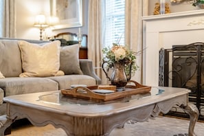 TV connectée, cheminée, livres