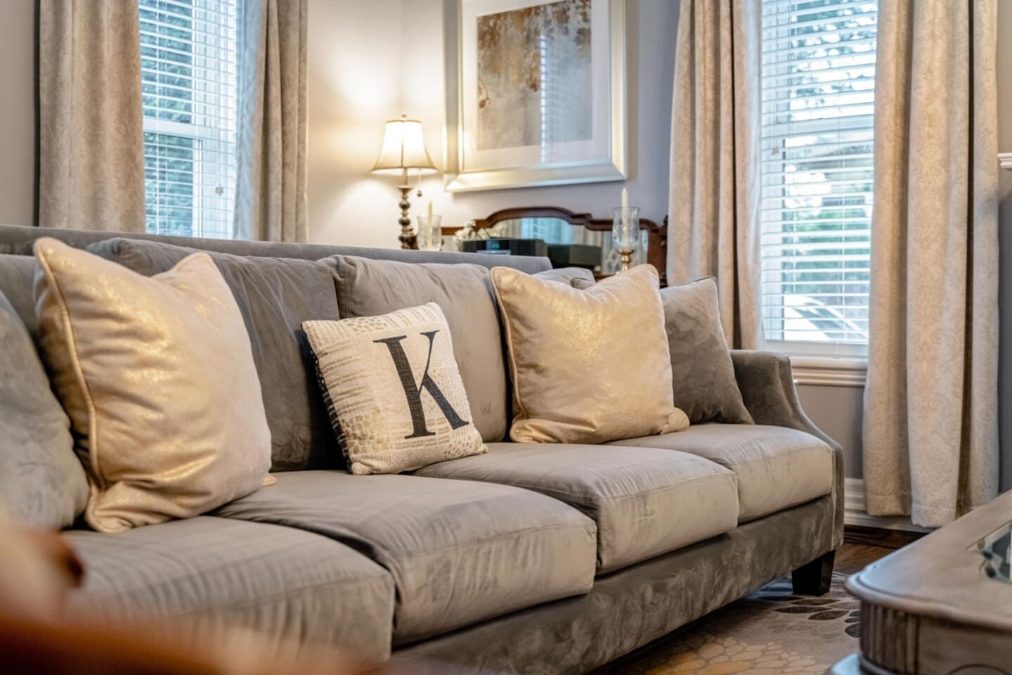 Älytelevisio, takka, kirjoja