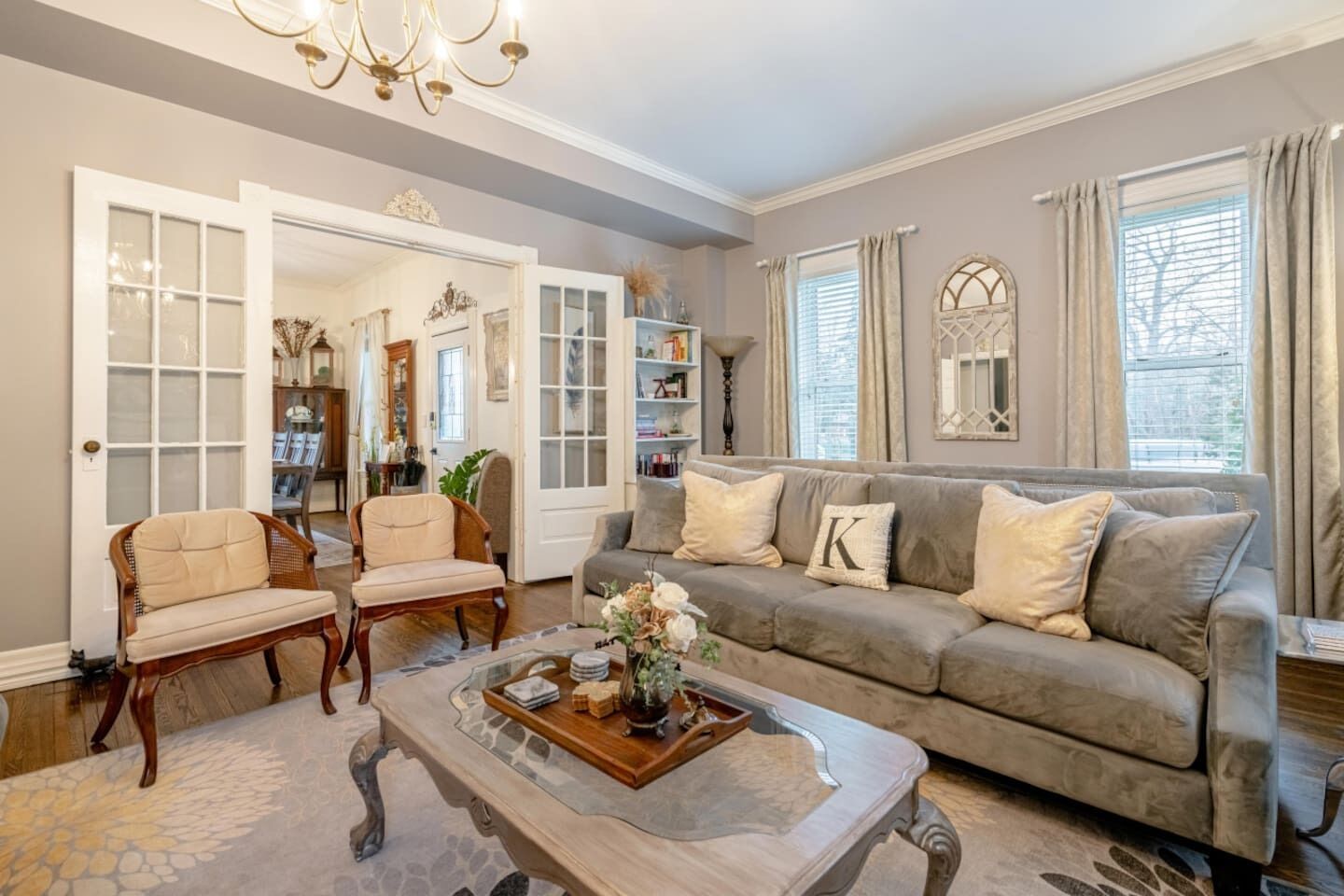 スマートテレビ、暖炉、書庫