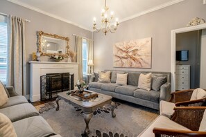 TV connectée, cheminée, livres