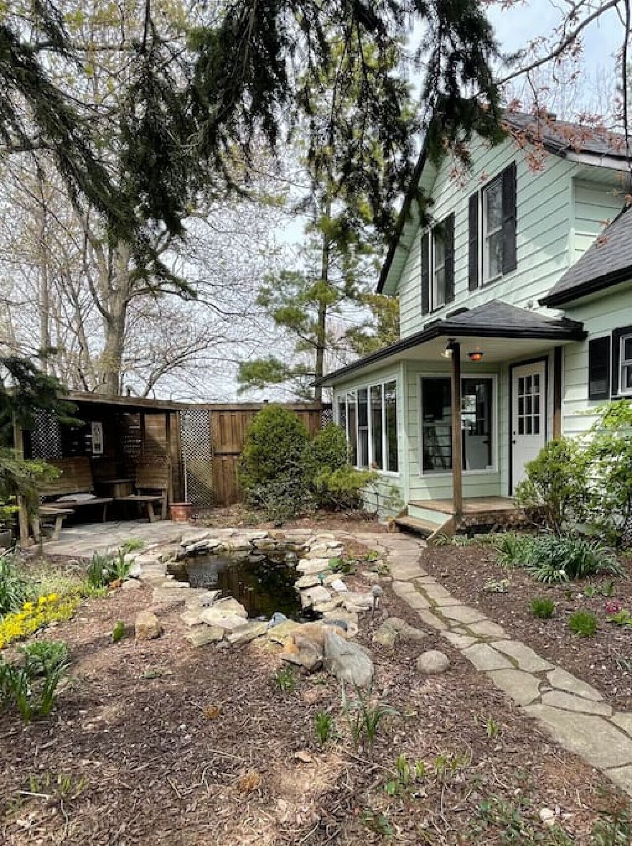 Ye Olde Farmhouse - Nature's True Beauty!