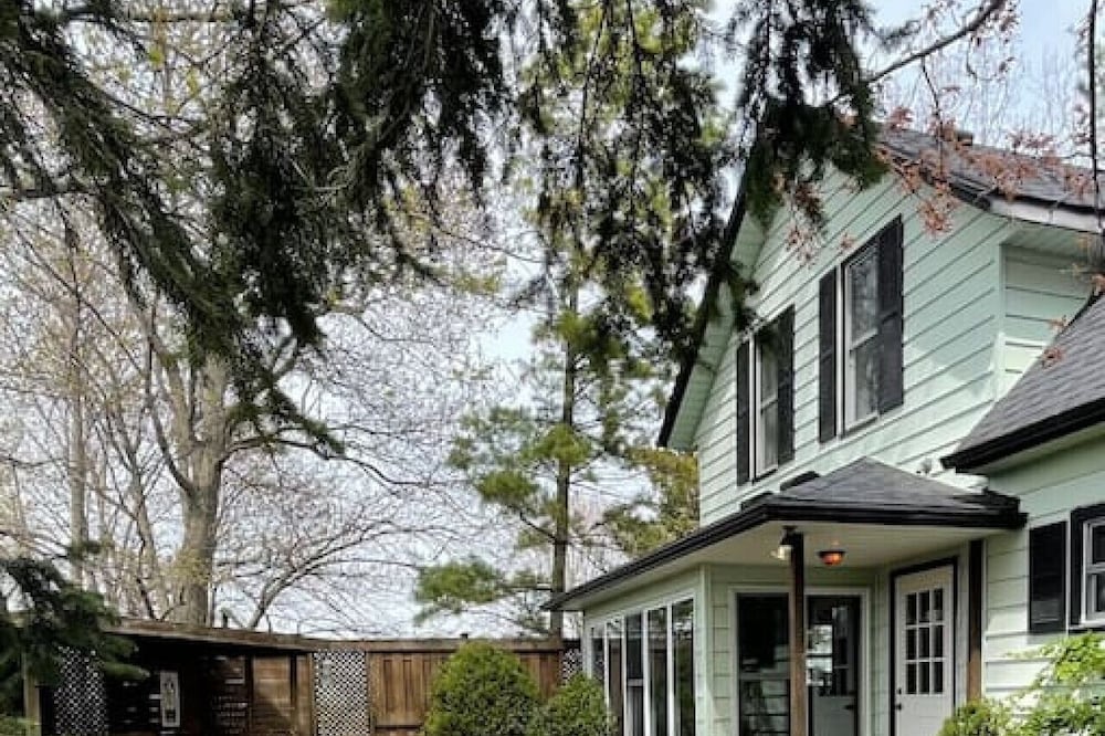 Ye Olde Farmhouse - Nature's True Beauty!