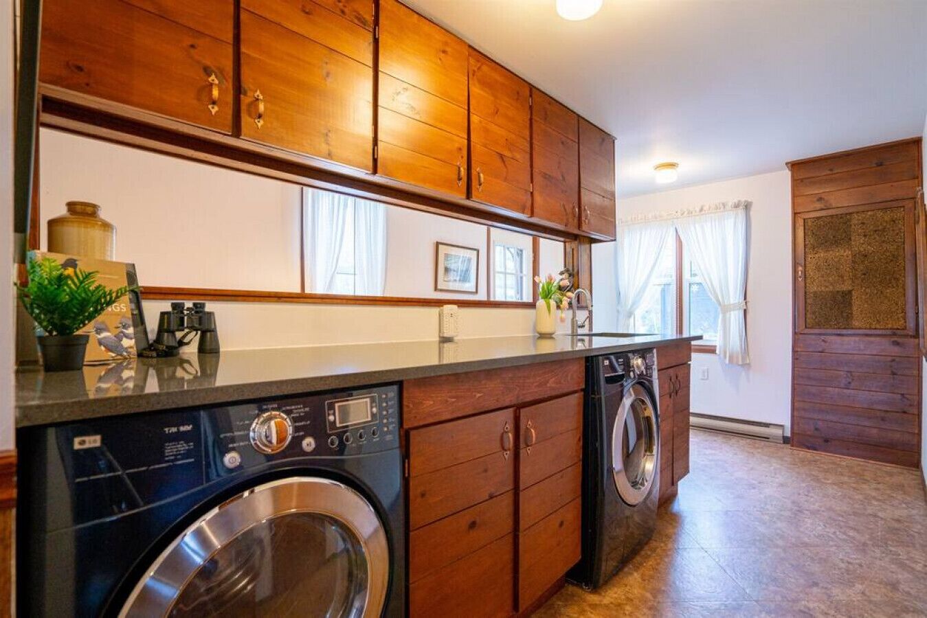 Ye Olde Farmhouse - Nature's True Beauty!