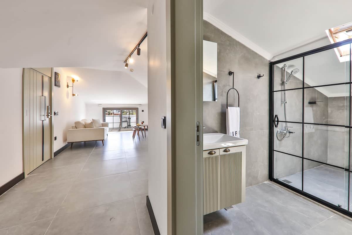 loft, lanai | living area | 40-inch lcd tv with satellite channels, tv