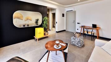 Superior-suite - balkon | Opholdsområde | 40-tommers LCD-tv med satellitkanaler, tv