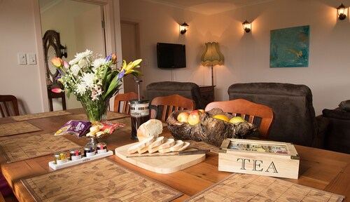 Superb new cottage, stunning views, secluded but handy to Hahndorf Main Street