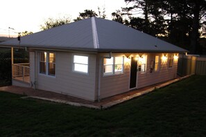 Exterior - Superb new cottage, stunning views, secluded but handy to Hahndorf Main Street (Hahndorf)
