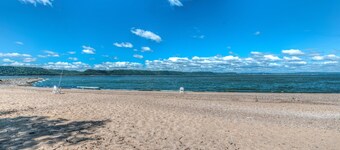 Sunbeam Condo - Beautiful 2 Bedroom Stay by Beach