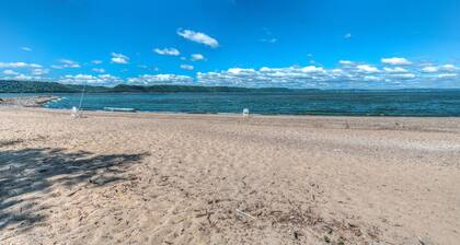 Sunbeam Condo - Beautiful 2 Bedroom Stay by Beach