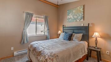 2 habitaciones, escritorio y tabla de planchar con plancha