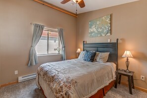 2 bedrooms, desk, iron/ironing board, travel cot - Sunbeam Condo - Beautiful 2 Bedroom Stay by Beach (Pepin)