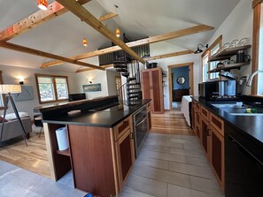 Réfrigérateur, four à micro-ondes, un four, surface de cuisson