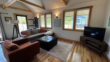 TV connectée, livres, écrans d'ordinateur