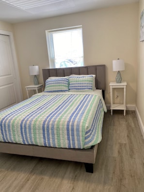 3 habitaciones, tabla de planchar con plancha y cuna de viaje 