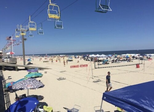 Beach Block 3-bedroom condo with Season badges with parking next to boardwalk