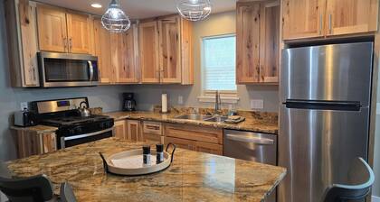 Alger Hideaway- Walk to downtown Cody, Pet friendly!