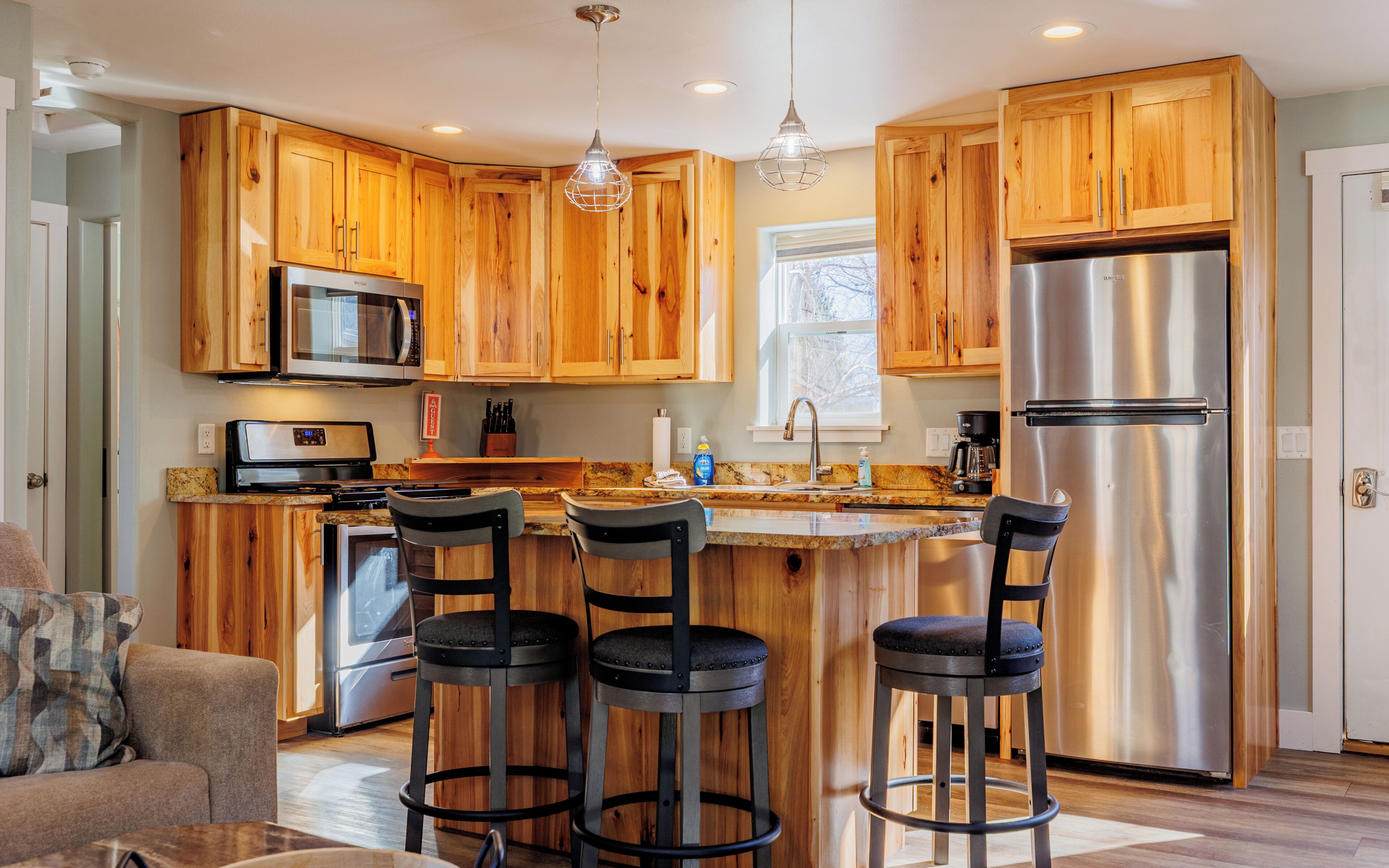 Kjøleskap, mikrobølgeovn, ovn og kokeplater