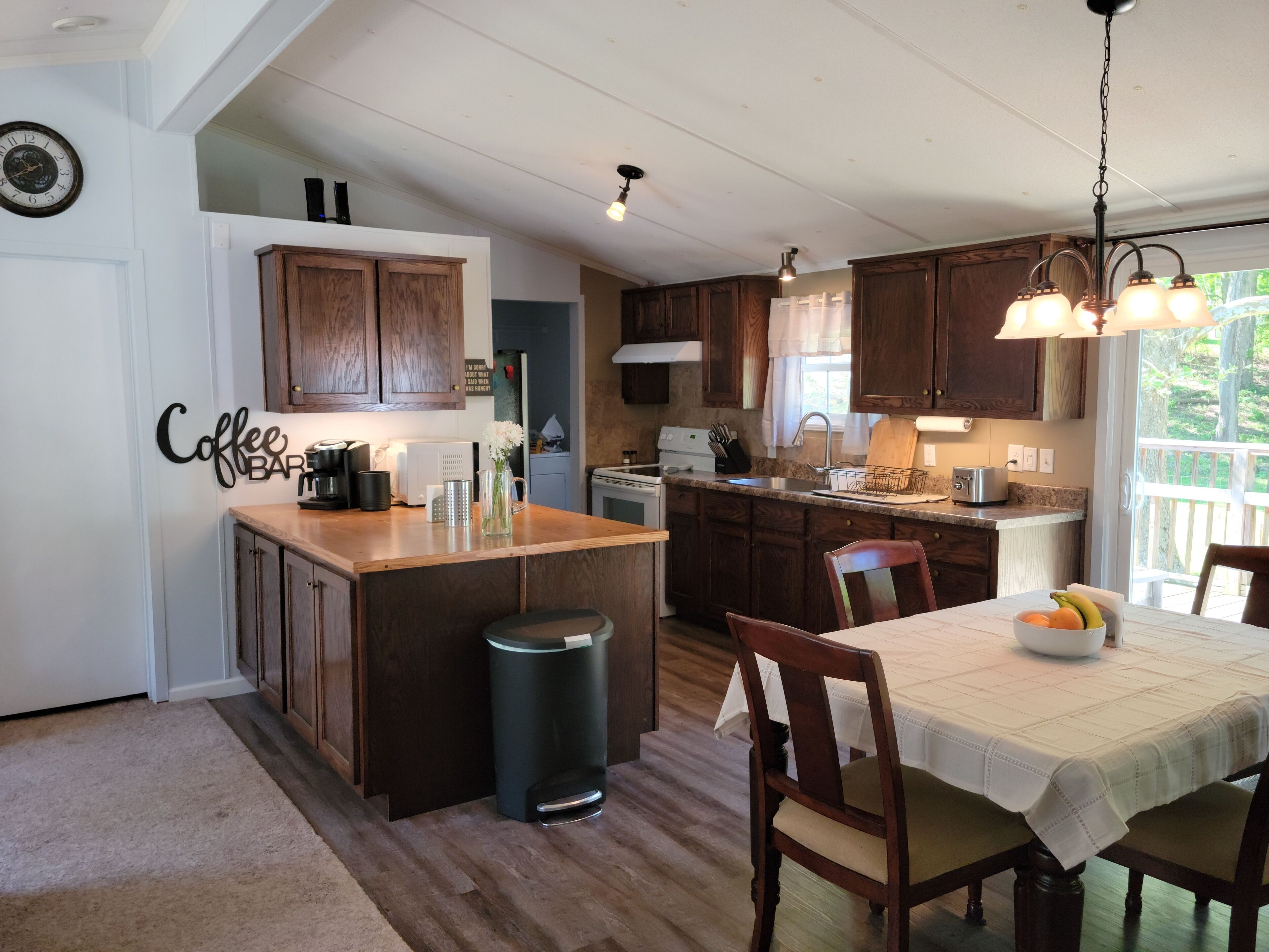 The Lake House, vacation at the lake shore