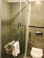 Habitación Royal | Baño | Ducha y artículos de higiene personal gratuitos