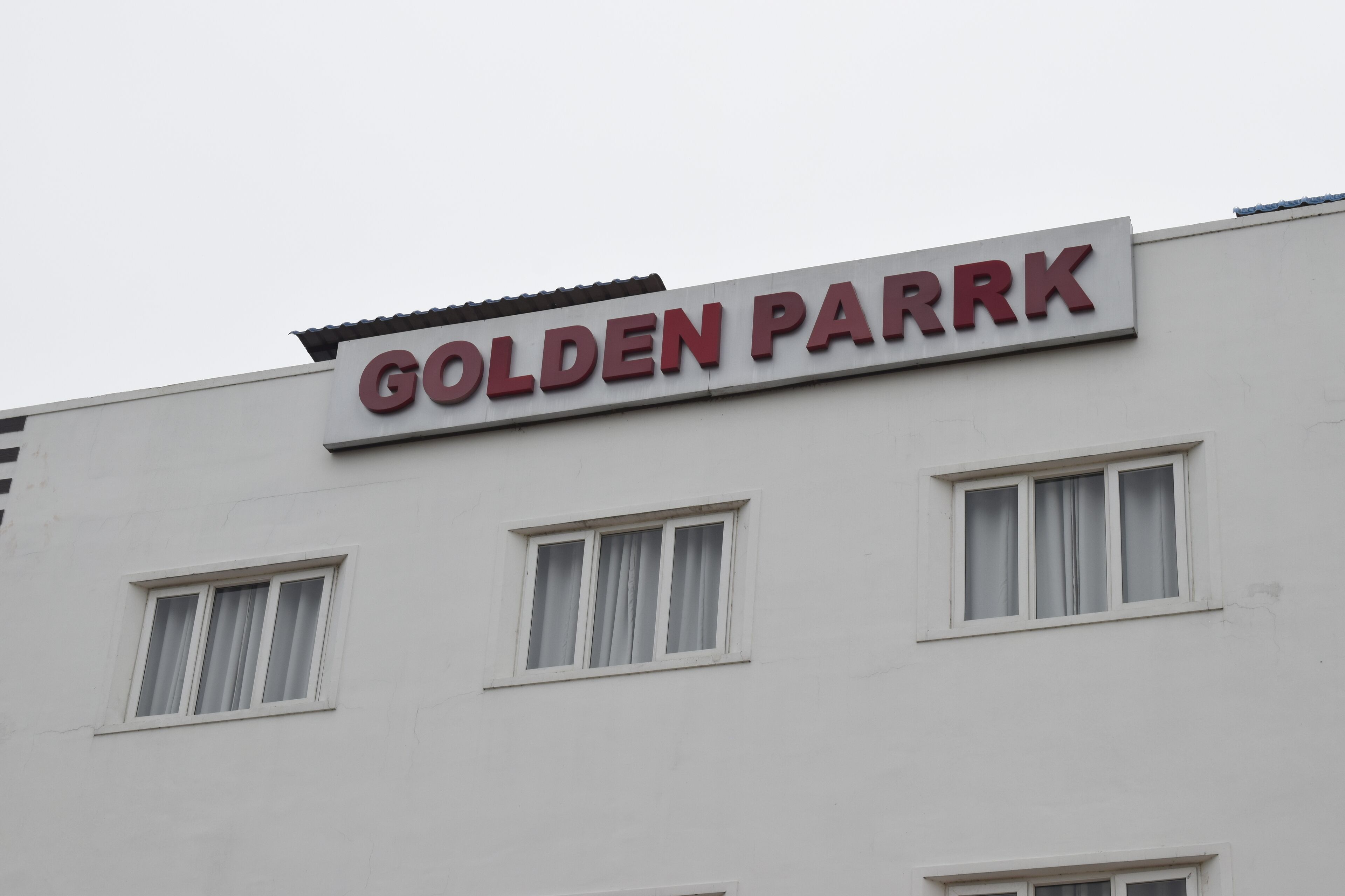 Un bâtiment sur lequel on peut lire l’inscription « GOLDEN PARRK ».